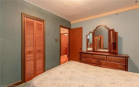 693 Ashley Avenue Burlington ON L7R 2Z2