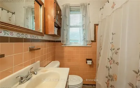 693 Ashley Avenue Burlington ON L7R 2Z2