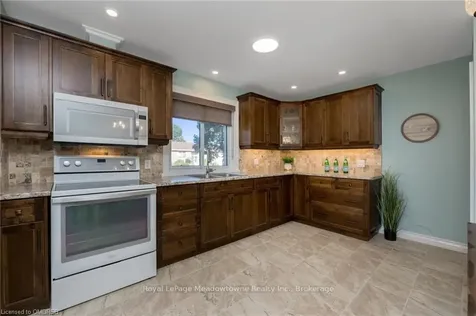 138 Elizabeth Drive Halton Hills ON L7J 1B7