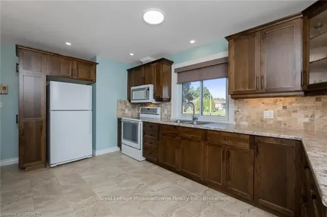 138 Elizabeth Drive Halton Hills ON L7J 1B7