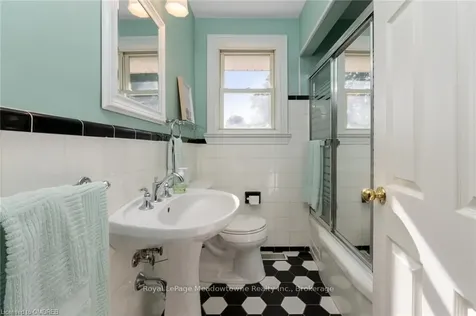 138 Elizabeth Drive Halton Hills ON L7J 1B7