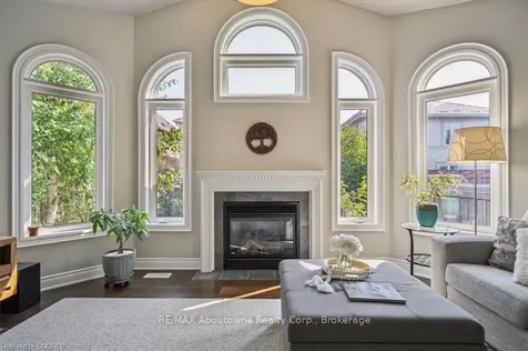 2474 Kwinter Road Oakville ON L6M 0K6