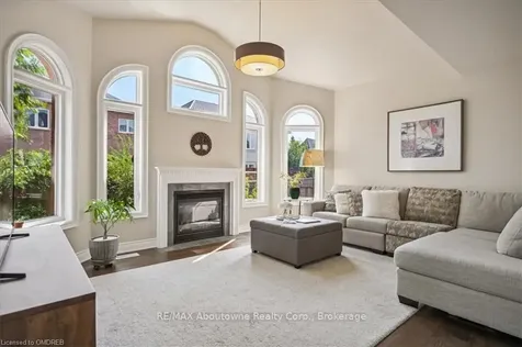 2474 Kwinter Road Oakville ON L6M 0K6
