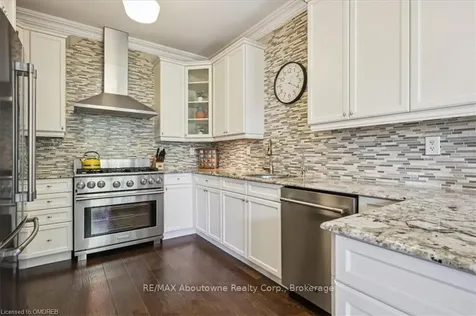 2474 Kwinter Road Oakville ON L6M 0K6
