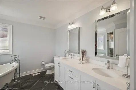 2474 Kwinter Road Oakville ON L6M 0K6