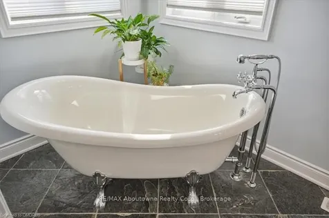 2474 Kwinter Road Oakville ON L6M 0K6