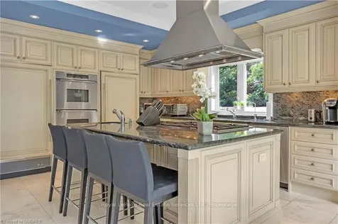 1533 Pinery Crescent Oakville ON L6H 7J9
