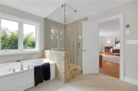 1533 Pinery Crescent Oakville ON L6H 7J9