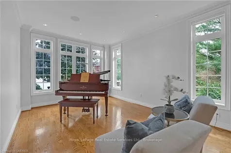 1533 Pinery Crescent Oakville ON L6H 7J9