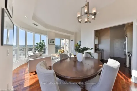 2511 Lakeshore Road W Oakville ON L6L 6L9