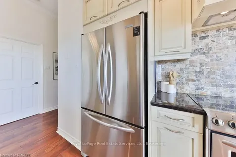 2511 Lakeshore Road W Oakville ON L6L 6L9