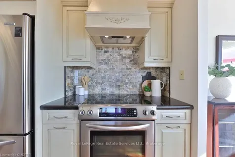 2511 Lakeshore Road W Oakville ON L6L 6L9