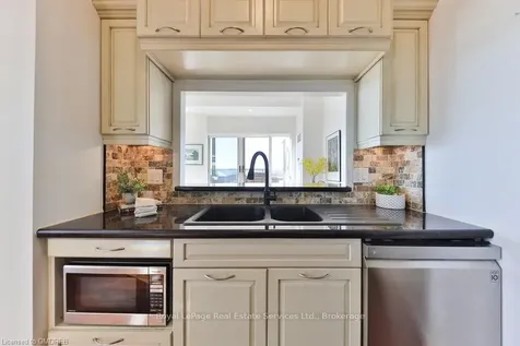 2511 Lakeshore Road W Oakville ON L6L 6L9