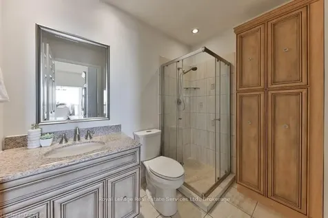 2511 Lakeshore Road W Oakville ON L6L 6L9