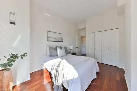 2511 Lakeshore Road W Oakville ON L6L 6L9