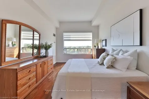2511 Lakeshore Road W Oakville ON L6L 6L9