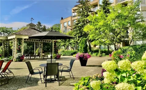 2511 Lakeshore Road W Oakville ON L6L 6L9