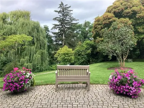 2511 Lakeshore Road W Oakville ON L6L 6L9