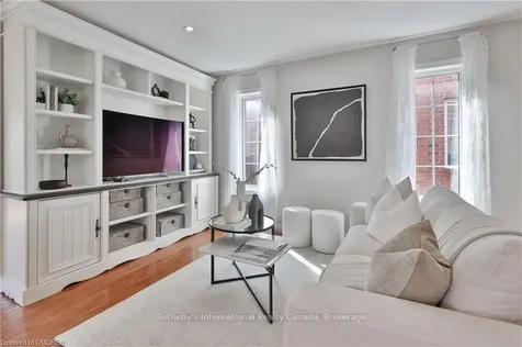 2250 Hummingbird Way Oakville ON L6M 3Z7