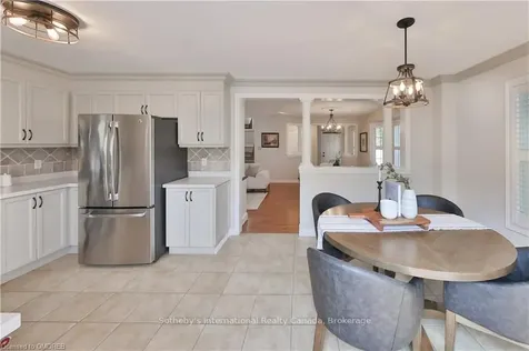 2250 Hummingbird Way Oakville ON L6M 3Z7