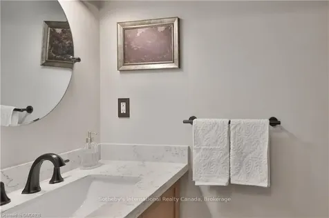 2250 Hummingbird Way Oakville ON L6M 3Z7