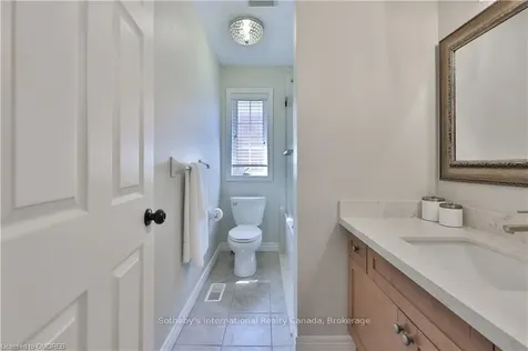 2250 Hummingbird Way Oakville ON L6M 3Z7