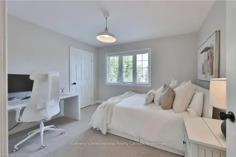 2250 Hummingbird Way Oakville ON L6M 3Z7