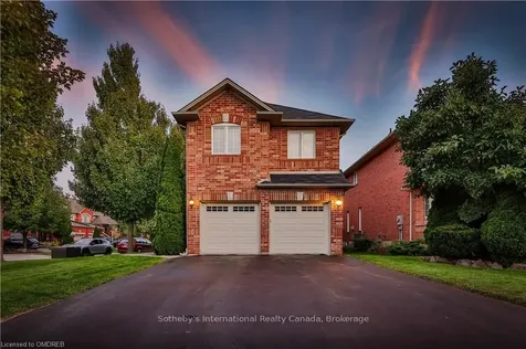2250 Hummingbird Way Oakville ON L6M 3Z7