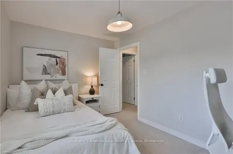 2250 Hummingbird Way Oakville ON L6M 3Z7