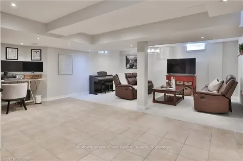 2250 Hummingbird Way Oakville ON L6M 3Z7