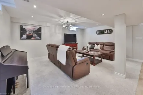 2250 Hummingbird Way Oakville ON L6M 3Z7