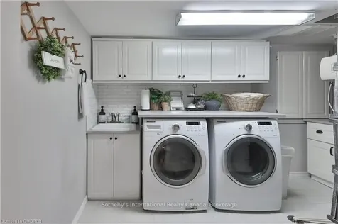 2250 Hummingbird Way Oakville ON L6M 3Z7