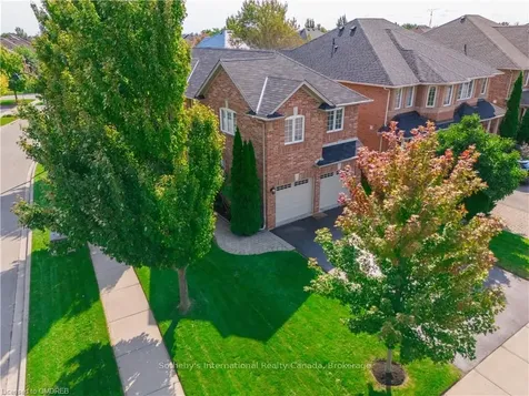 2250 Hummingbird Way Oakville ON L6M 3Z7