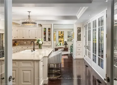 88 Wolfdale Avenue Oakville ON L6L 4R8