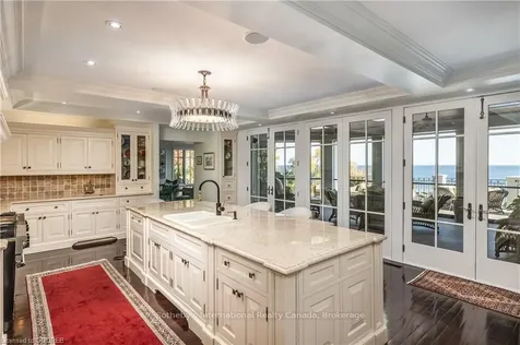 88 Wolfdale Avenue Oakville ON L6L 4R8