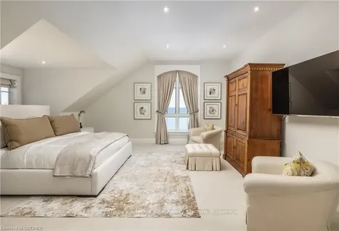 88 Wolfdale Avenue Oakville ON L6L 4R8