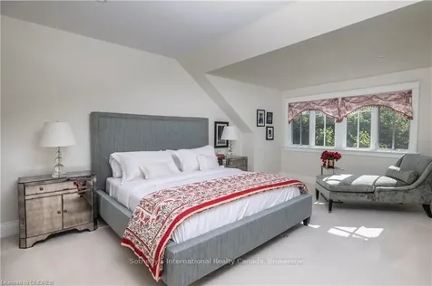 88 Wolfdale Avenue Oakville ON L6L 4R8
