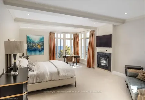 88 Wolfdale Avenue Oakville ON L6L 4R8
