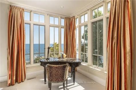 88 Wolfdale Avenue Oakville ON L6L 4R8