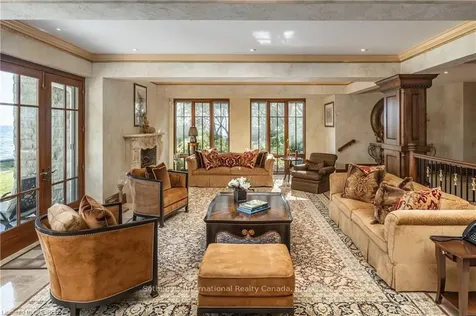 88 Wolfdale Avenue Oakville ON L6L 4R8