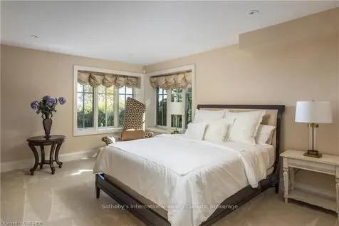 88 Wolfdale Avenue Oakville ON L6L 4R8