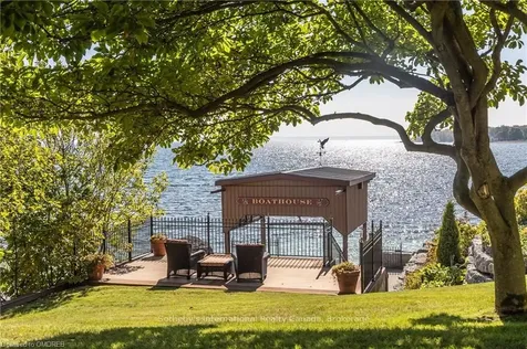 88 Wolfdale Avenue Oakville ON L6L 4R8