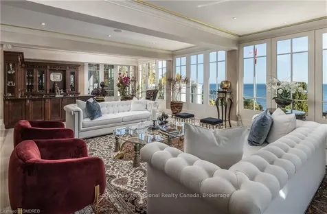 88 Wolfdale Avenue Oakville ON L6L 4R8