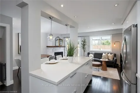 1135 Mccraney Street E Oakville ON L6H 3A3