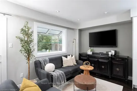 1135 Mccraney Street E Oakville ON L6H 3A3