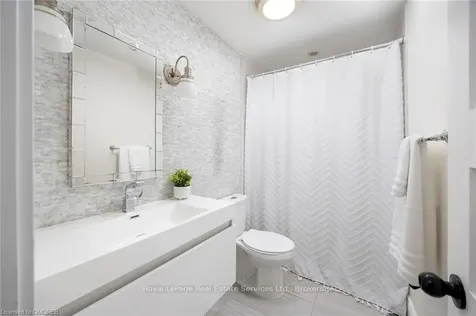1135 Mccraney Street E Oakville ON L6H 3A3