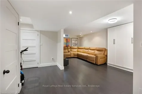 1135 Mccraney Street E Oakville ON L6H 3A3