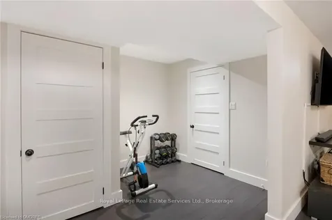 1135 Mccraney Street E Oakville ON L6H 3A3