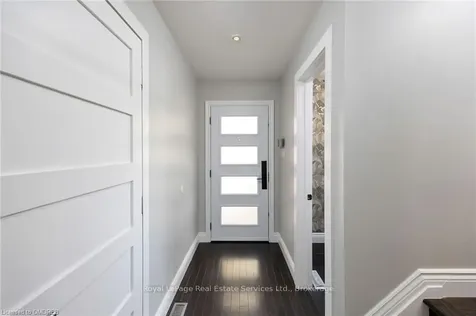 1135 Mccraney Street E Oakville ON L6H 3A3