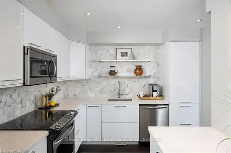 1135 Mccraney Street E Oakville ON L6H 3A3